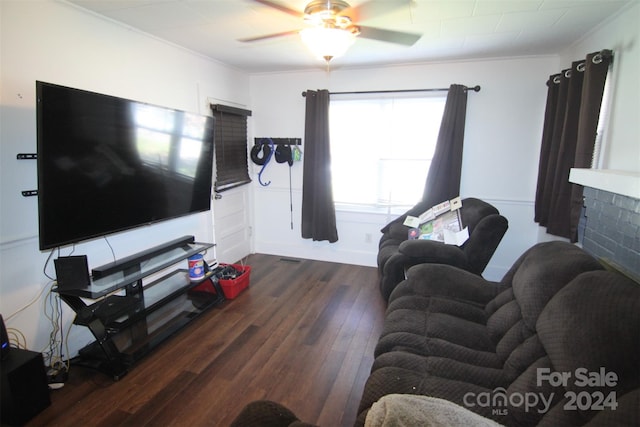 living room featuring ceiling fan, dark hardwood / wood-style floors, and ornamental molding