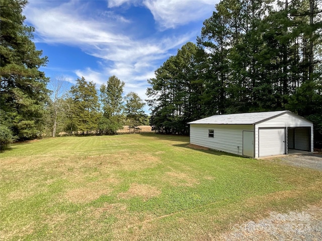 view of yard featuring an outdoor structure and a garage