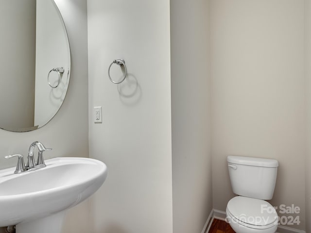 bathroom featuring toilet and sink