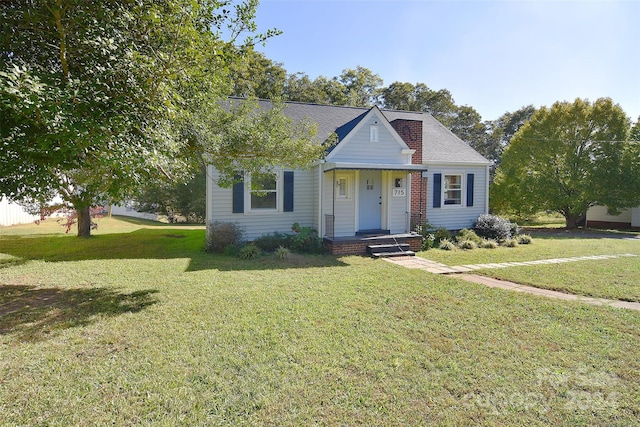 view of front of property featuring a front lawn