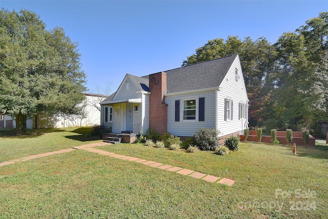 view of front facade featuring a front yard