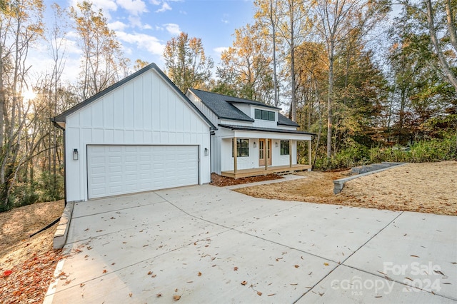 view of front of property with covered porch and a garage