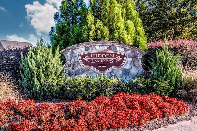 view of community / neighborhood sign