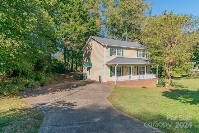 view of front of property featuring a front lawn and covered porch