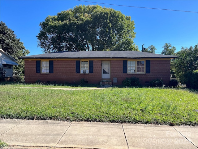 ranch-style home with entry steps, crawl space, brick siding, and a front yard