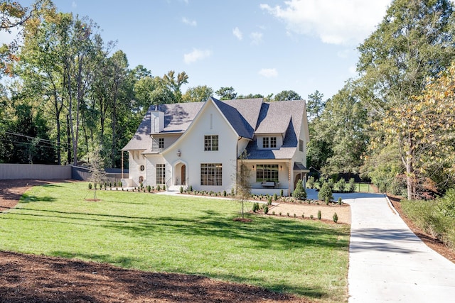 view of front of property featuring a front lawn