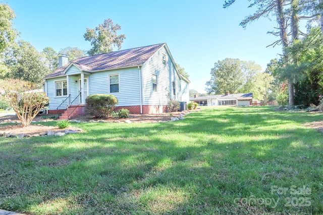 view of front facade with a front lawn