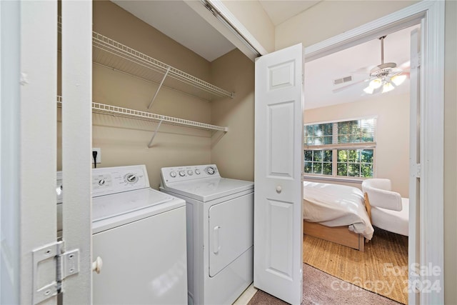 laundry room featuring washer and clothes dryer, wood-type flooring, and ceiling fan