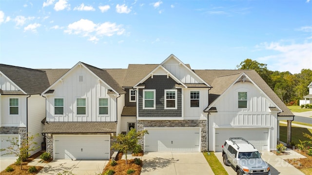 view of front facade featuring a garage