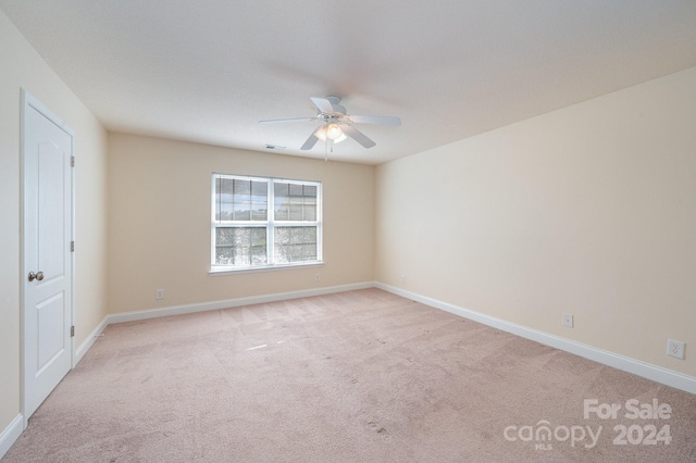 unfurnished room with light carpet and ceiling fan