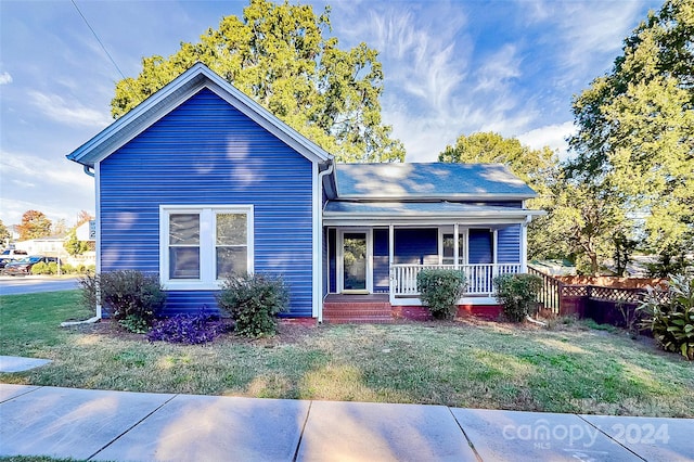 view of front of property featuring a porch and a front lawn