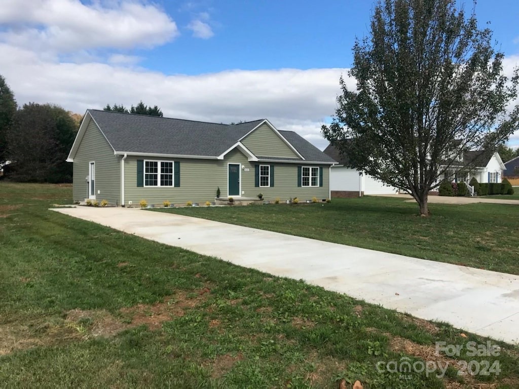 single story home with a front yard