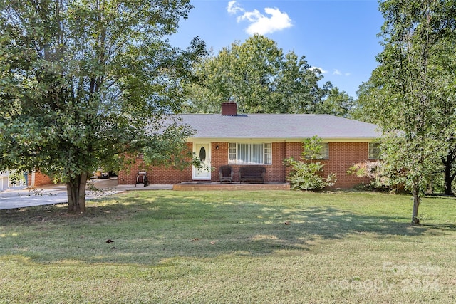 view of front of house featuring a front lawn