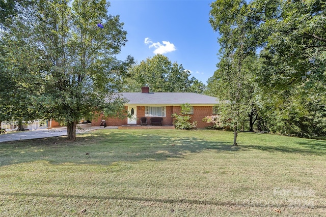 view of front of home featuring a front yard