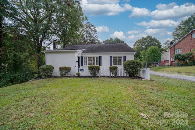 view of front of house featuring a front lawn