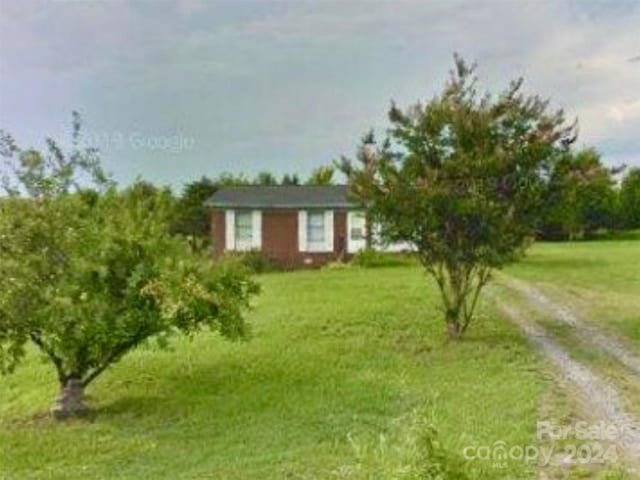 view of front of house featuring a front yard