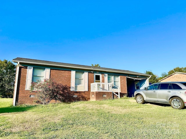 view of front of home featuring a front lawn