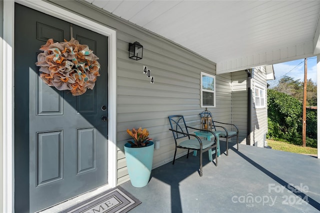 doorway to property featuring covered porch