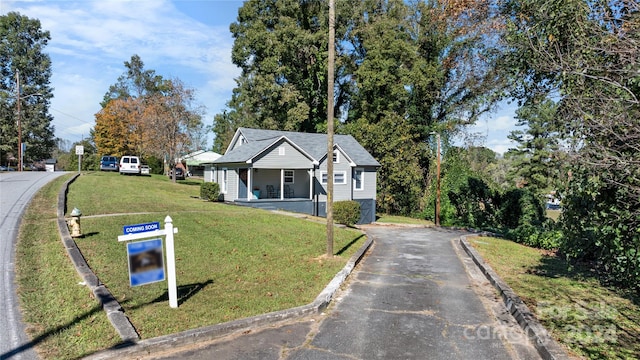 single story home with a front yard