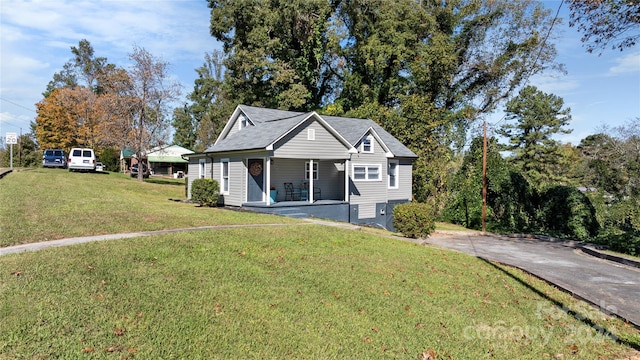 view of front of home featuring a front lawn