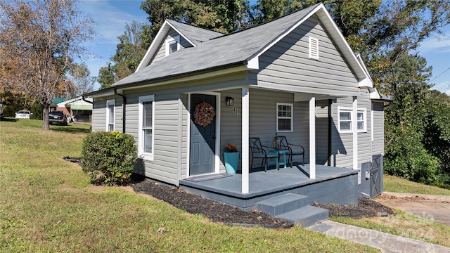 view of front of property with a front lawn and covered porch