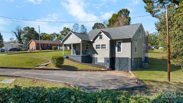 bungalow featuring a front lawn