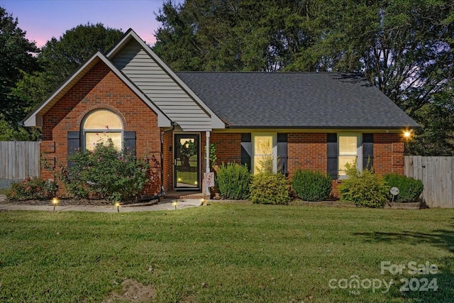 view of front facade featuring a yard