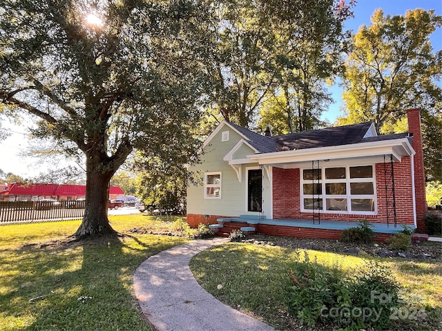 view of front of property featuring a front lawn