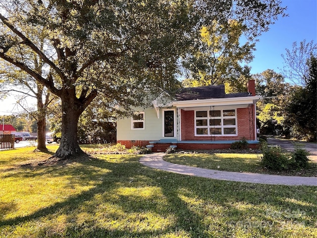 single story home with a front lawn