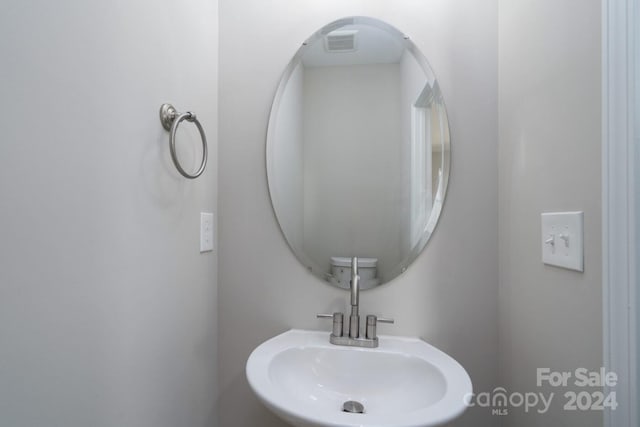 bathroom featuring sink