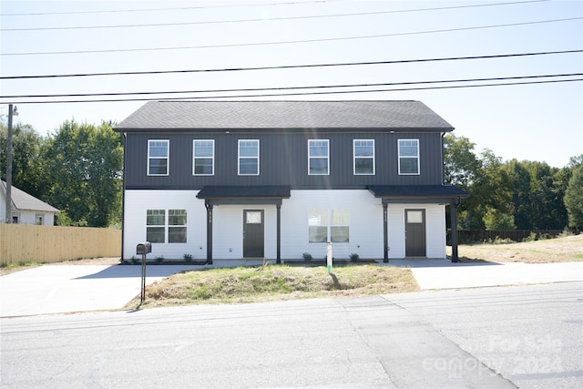 view of front of property