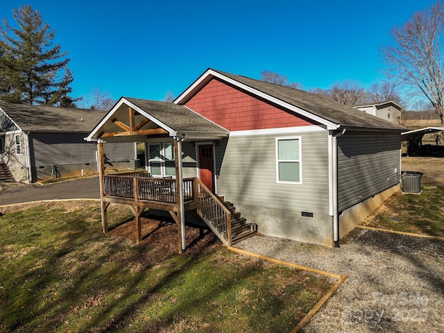 view of front of house featuring cooling unit, a wooden deck, and a front yard