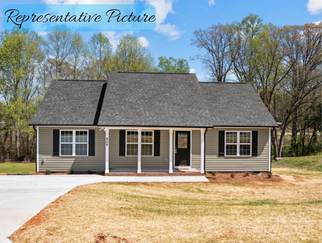 view of front facade with a front lawn and covered porch