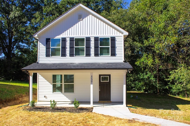 view of front facade featuring a front yard