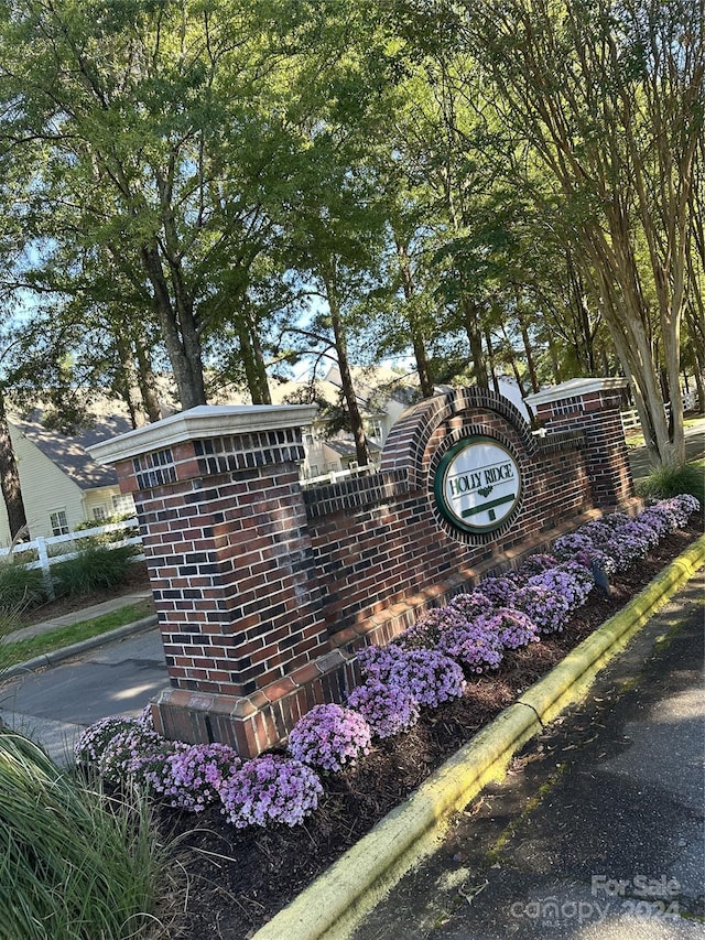 view of community / neighborhood sign