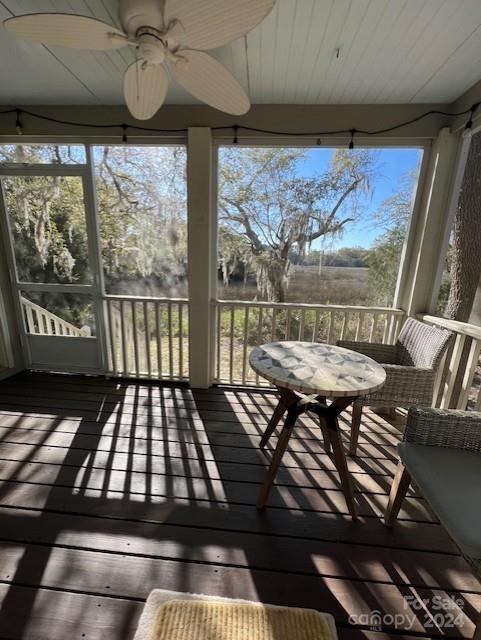 sunroom with ceiling fan