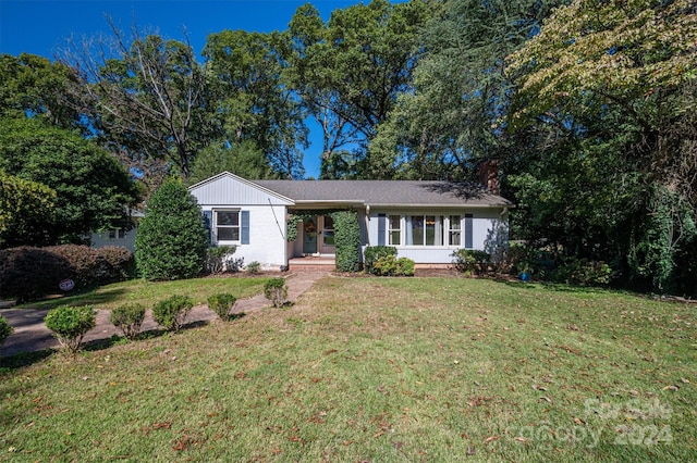 ranch-style home featuring a front yard