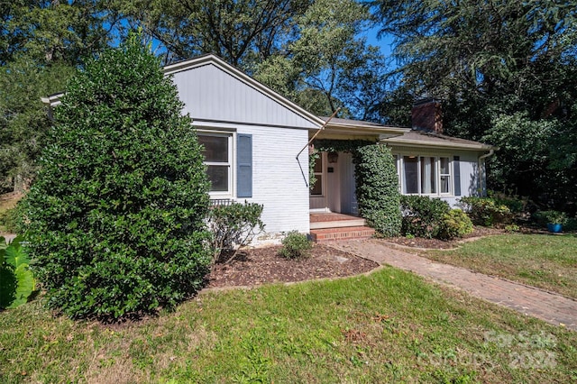 view of front of home featuring a front lawn