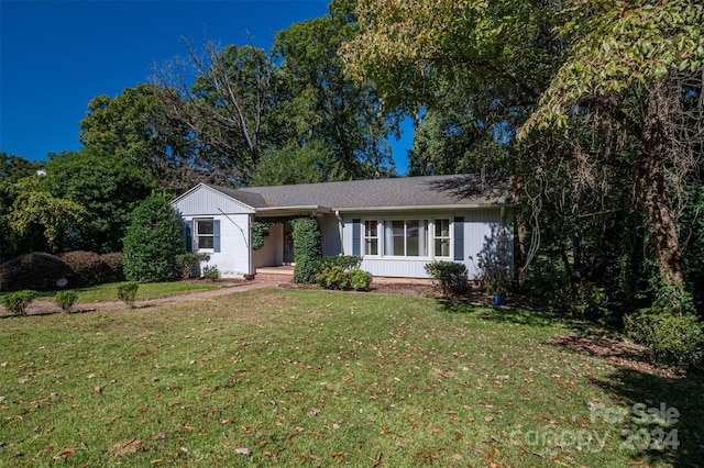 single story home with a front lawn