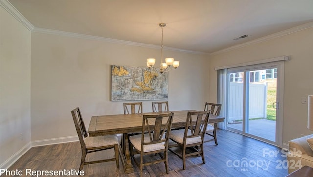 dining room with dark wood-type flooring, crown molding, and a notable chandelier