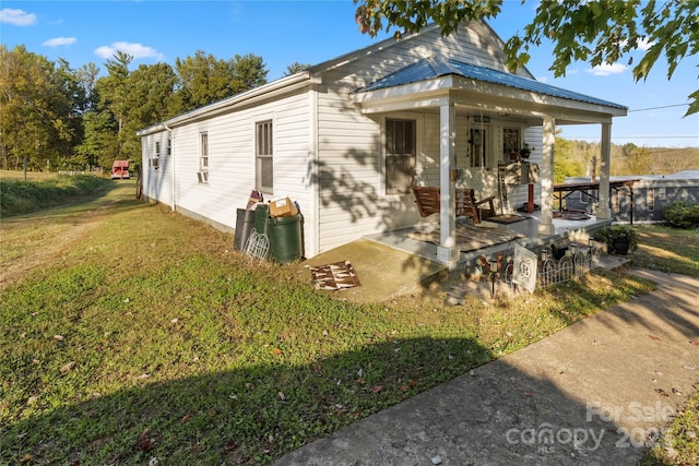 view of front of property with a front yard