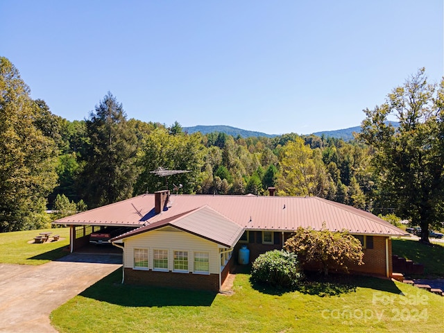 view of front of home featuring a front lawn and a carport