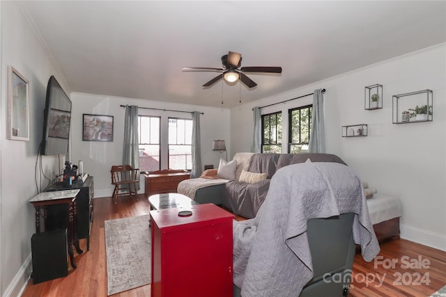 living room with ceiling fan, a healthy amount of sunlight, crown molding, and hardwood / wood-style floors