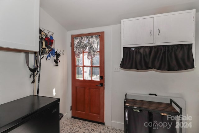 entryway featuring vaulted ceiling