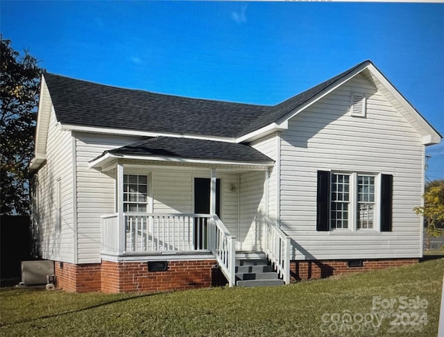 view of front of house with a front yard