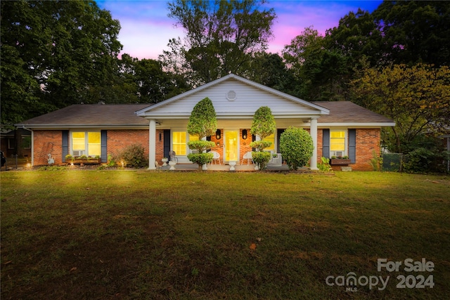 view of front of property featuring a lawn