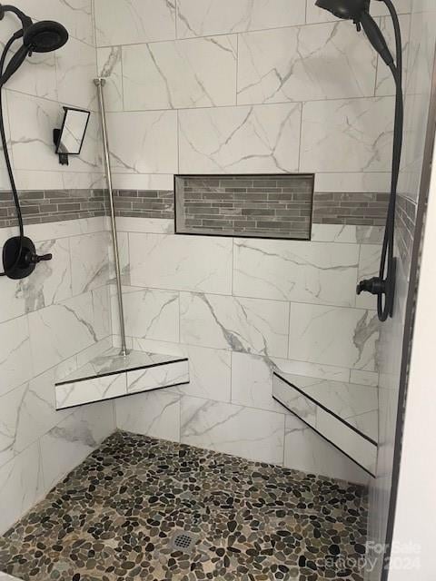 bathroom featuring a tile shower