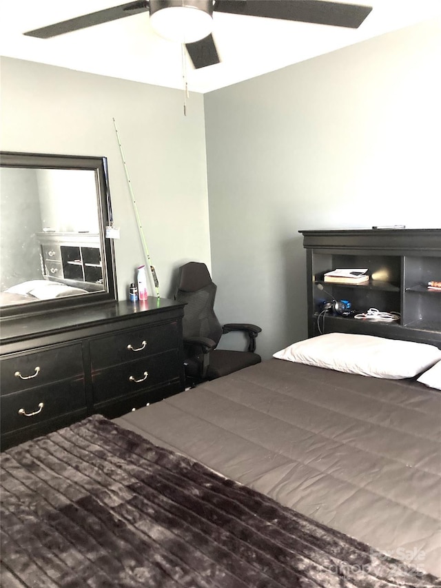 bedroom with ceiling fan