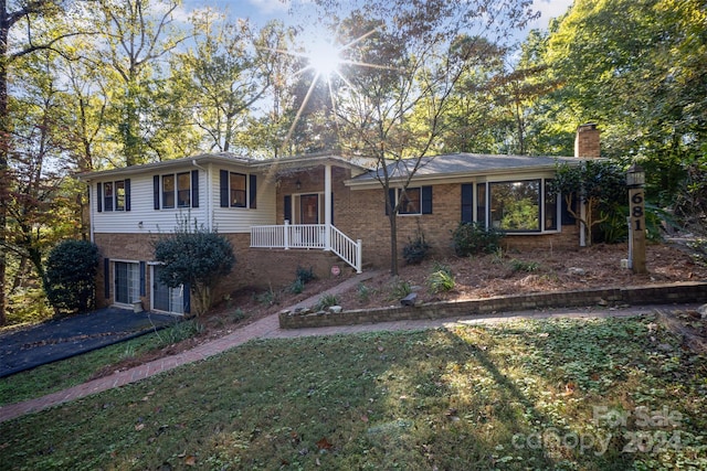 view of front of house featuring a front lawn