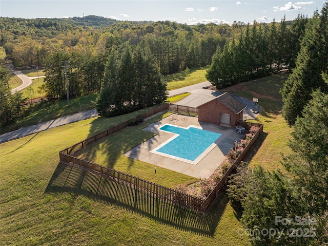 view of swimming pool with a lawn